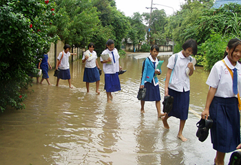 雨期、集中豪雨のあとは寮の前の道路が水浸しになる。