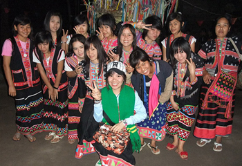 さくら寮のラフ族の女の子たち。寮の車で村に遊びにきた