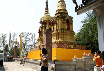 ドイトゥン寺のふたつの仏塔