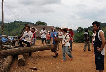 モン族の村で調査をする日本の学生たち