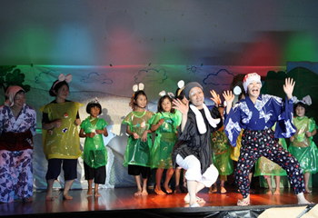 夏恒例の日本人ボランティアによるお芝居の鑑賞会。今年の出し物は「おむすびコロリン」だった。子どもたちもねずみ役で共演