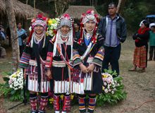 アカ族の少女たち