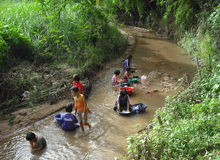 川で洗濯する子供たち